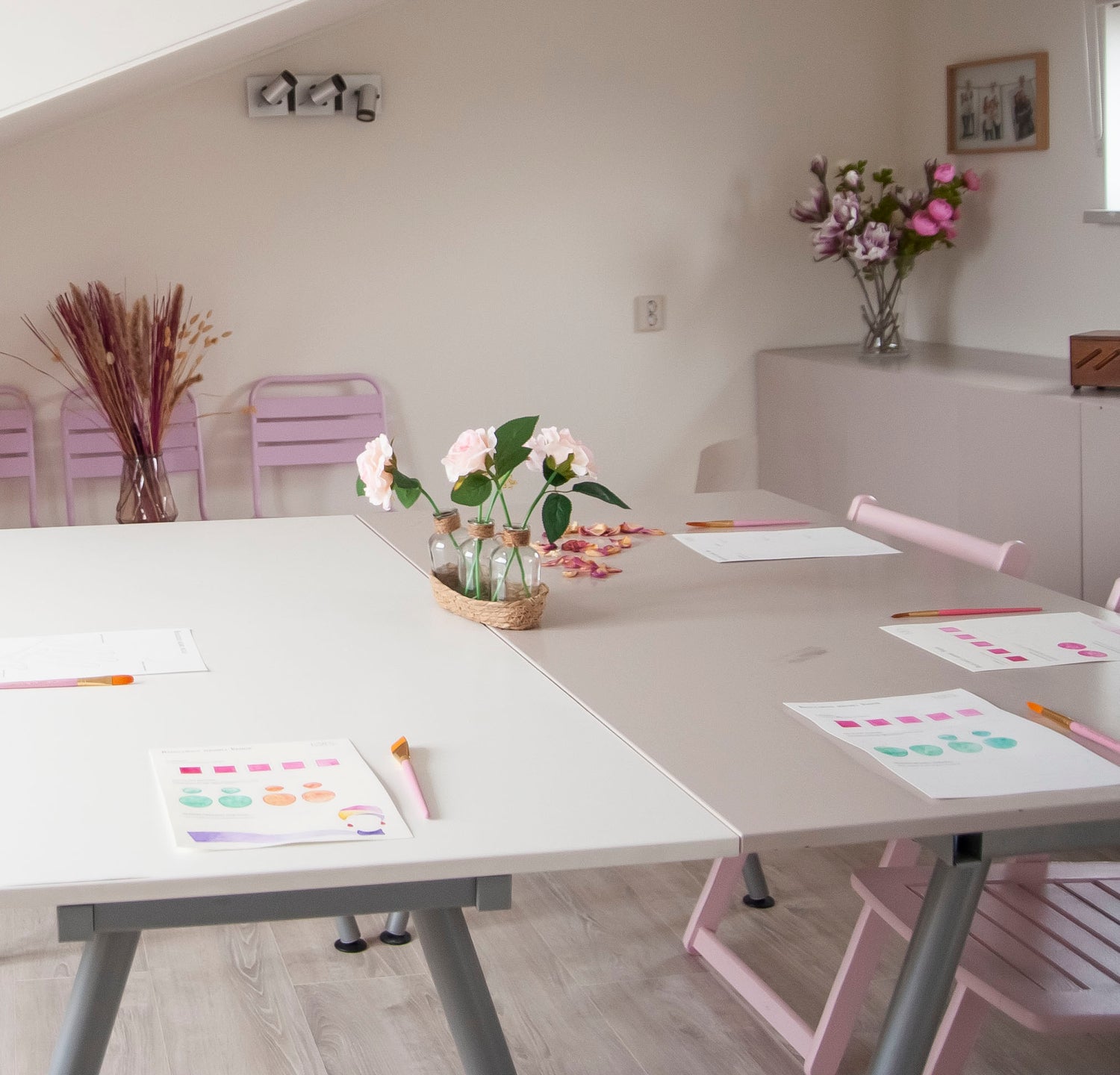 Workshop: Hoe werkt aquarellen en welke materialen heb je nodig. Op de foto zie je de ruimte waard de workshop wordt gehouden en waar de aquarelspullen klaarliggen.