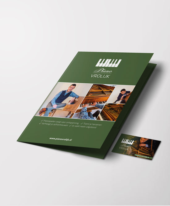 Een groene presentatiemap met afbeeldingen van Piano Vrolijk en zijn logo.